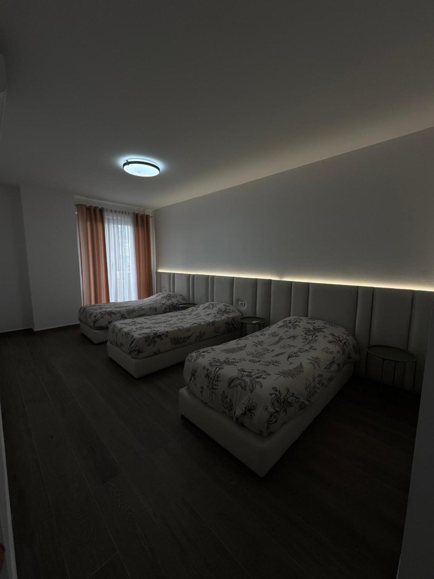 Free Parking Skanderbeg Square - Spacious Central Apartment ティラナ エクステリア 写真