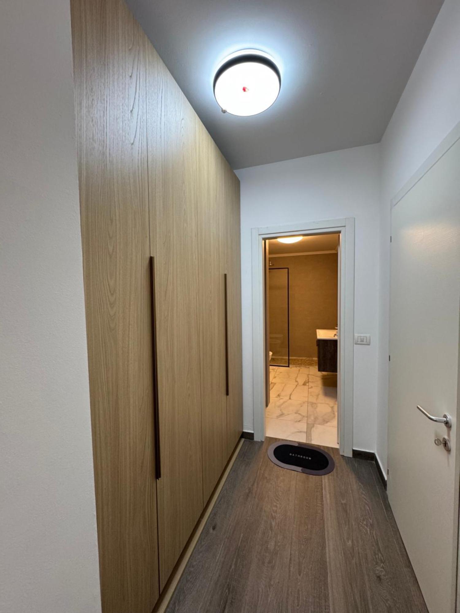 Free Parking Skanderbeg Square - Spacious Central Apartment ティラナ エクステリア 写真